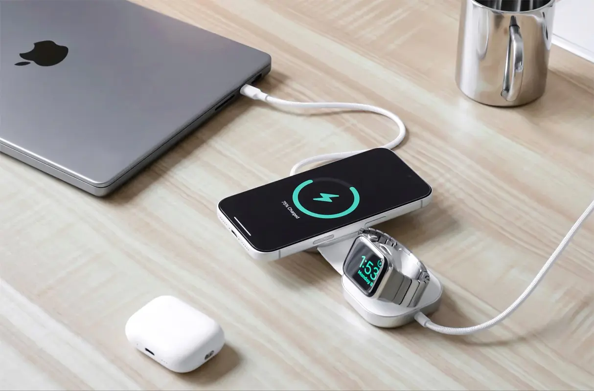Chargeur Induction MagSafe Pliable ZENS Pro 3 avec Chargeur Apple Watch & Câble de Charge USB-C chargeant MacBook, iPhone et Apple Watch sur un bureau