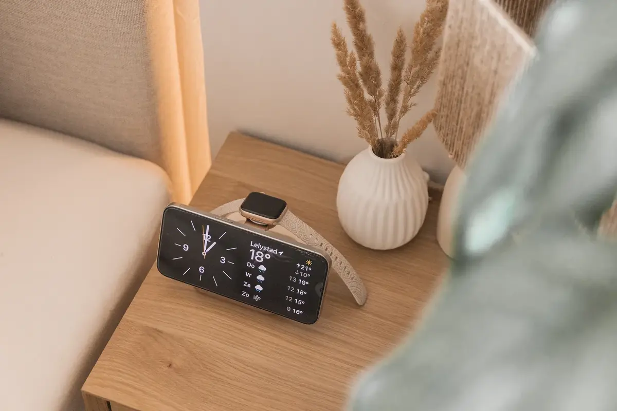 Chargeur Induction Pliable ZENS NightStand Pro 2 sur une table de chevet