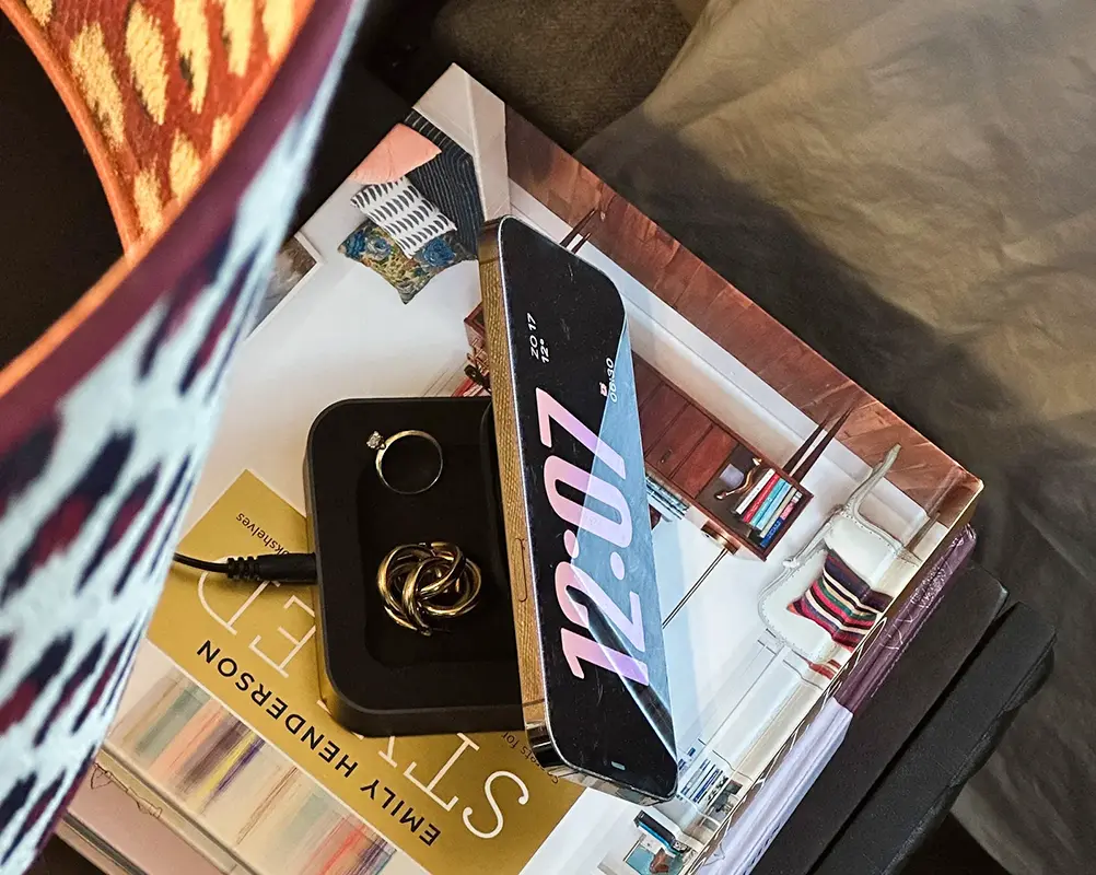 Chargeur Induction Pliable ZENS NightStand Qi2 sur une table de chevet