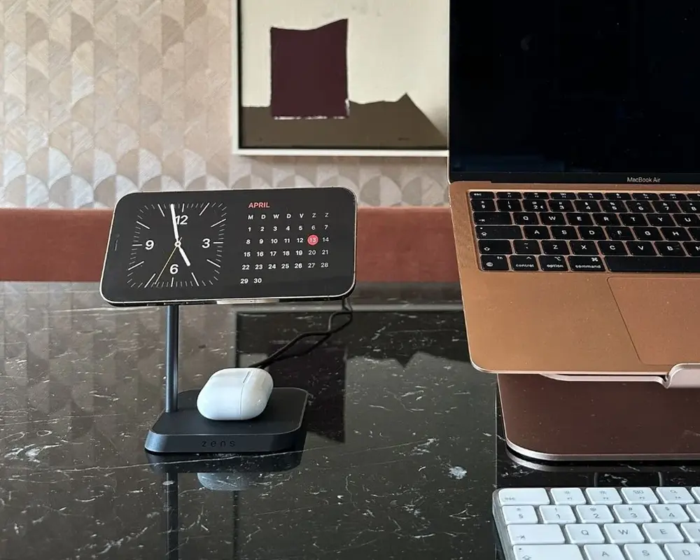 Chargeur Induction MagSafe ZENS Office 2 Qi sur un bureau avec MacBook