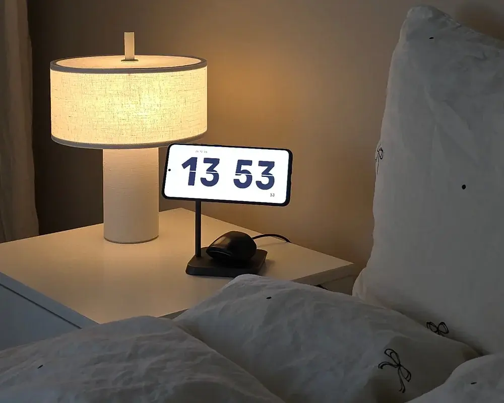 Chargeur Induction MagSafe ZENS Office 2 Qi sur une table de chevet avec iPhone en mode Apple Standby