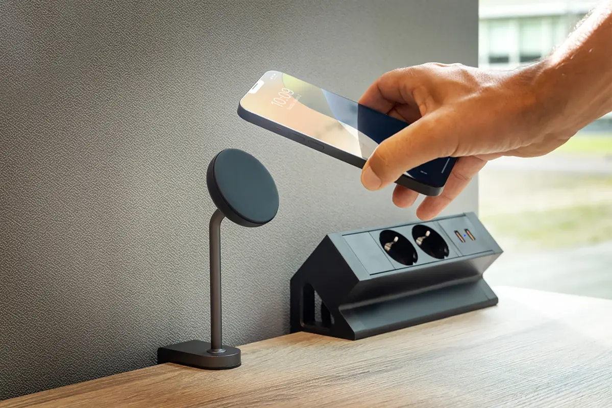 Support Chargeur MagSafe ZENS Office Mount Pro 2 en situation fixé sur un bureau