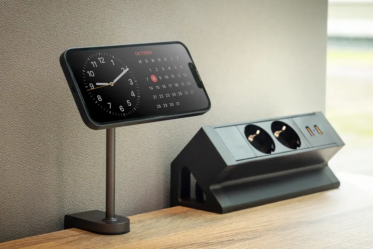 Support Chargeur MagSafe ZENS Office Mount Pro 2 en situation fixé sur un bureau avec iPhone en mode StandBy